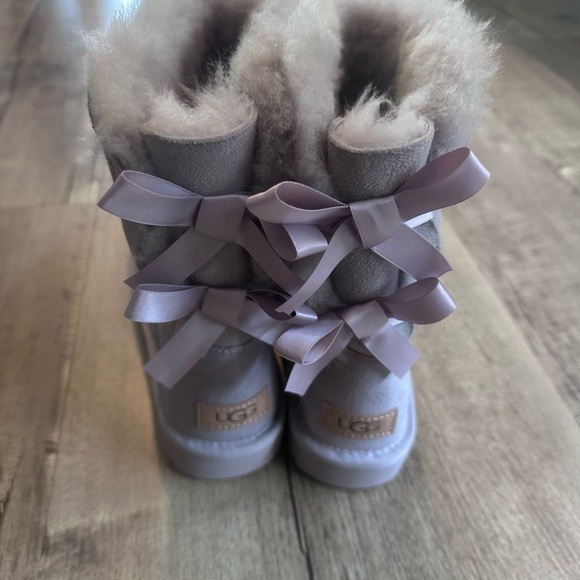 UGG Lilac Bailey bow NEW size 7, NWOB, hard to find, mid rise - Picture 2 of 6